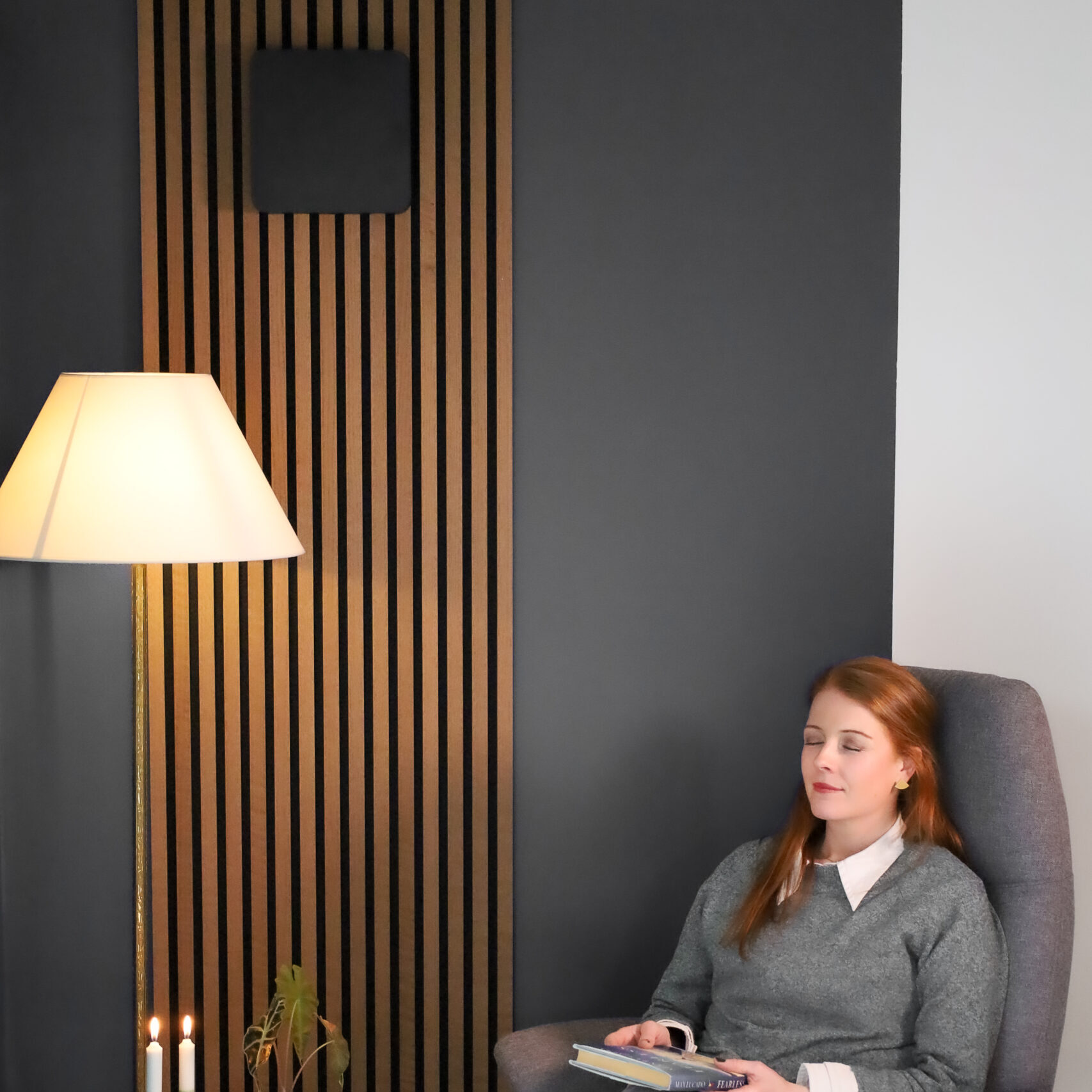 kvinne foran svart duka one pro 50 s i et lesehjørne